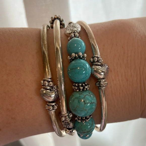 SLINKY BRACELET Women’s Coil Style‎ Bracelet with Charms Turquoise NWOT - Picture 2 of 4